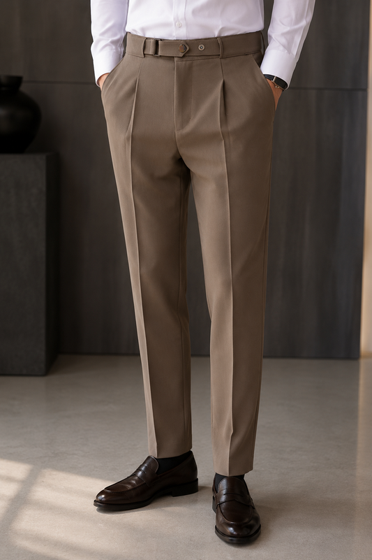 Pantalón Gurkha con Regulador y Botón Frontal